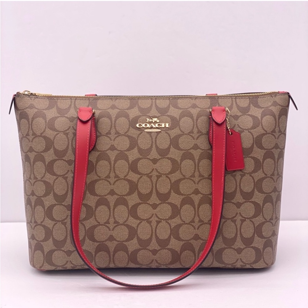 Coach Gallery Tote In
Signature Canvas
$178 $378 - Picture 9 of 14